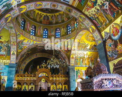 Pothia, Kalymnos / Grèce - 13 septembre 2014 : l'intérieur de l'église orthodoxe de Saint Savvas du saint patron de l'île grecque de Kalymnos Banque D'Images