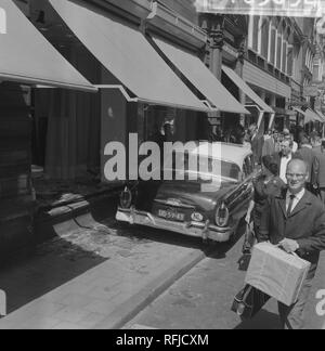 En auto-ongeluk Leidsestraat, auto op trottoir 1 dode bij Metz en Co, Bestanddeelnr 916-5092. Banque D'Images