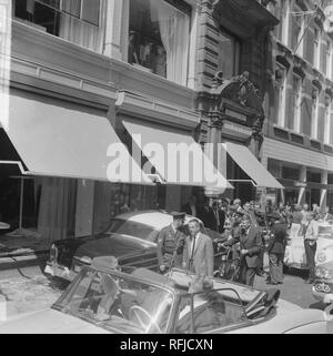 En auto-ongeluk Leidsestraat, auto op trottoir 1 dode bij Metz en Co, Bestanddeelnr 916-5093. Banque D'Images