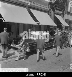 En auto-ongeluk Leidsestraat, auto op trottoir 1 dode bij Metz en Co, Bestanddeelnr 916-5094. Banque D'Images