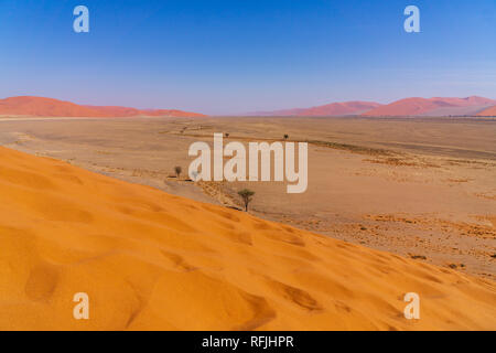 Vue aérienne des dunes rouges du désert de Namib situé dans le Parc National de Namibie Namib Naukluft Banque D'Images