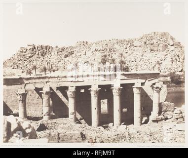 Ile de Philae (Fîleh), Colonnade occidentale - Ruines Vues du stade L. Artiste : Félix Teynard (Français, 1817-1892). Dimensions : 23,2 x 30,0 cm. (9 1/8 x 11 13/16 po.). Impression : Imprimerie Photographique de H. de Fonteny et Cie. Date : 1851-1852 imprimé, 1853-54. Musée : Metropolitan Museum of Art, New York, USA. Banque D'Images