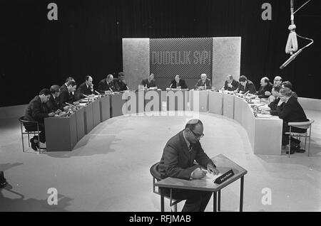 AVRO-TV, Duidelijk , svp zestien Nederlandse politici debatteren Bestanddeelnr onder leiding, 921-0475. Banque D'Images