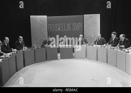 AVRO-TV, Duidelijk , svp zestien Nederlandse politici debatteren Bestanddeelnr onder leiding, 921-0477. Banque D'Images