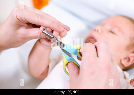 Close Up Of Mother Bébés Coupe Ongles Avec Des Ciseaux L