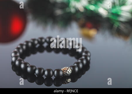 La femme exquis bracelet fait de pierres naturelles, de l'agate et quartz de sucre avec des accessoires qui sont incrustés de cubic zirconias. Close-up. Studio l Banque D'Images