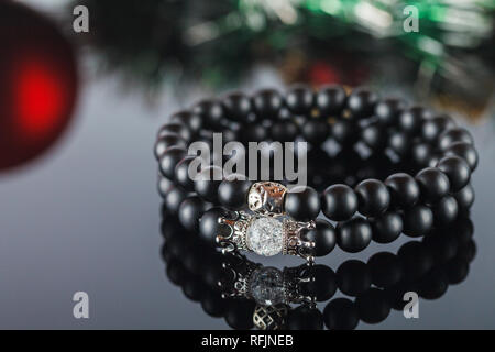 La femme exquise bracelets faits de pierres naturelles, de l'agate et quartz de sucre avec des accessoires qui sont incrustés de cubic zirconias. Close-up. Studio Banque D'Images