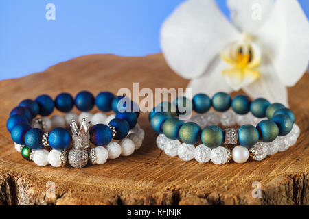 La femme exquise bracelets faits de pierres naturelles, de l'agate et quartz de sucre avec des accessoires qui sont incrustés de cubic zirconias. Close-up. Studio Banque D'Images