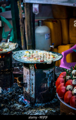 Plat de la populaire , Mont Lin Ma Yar - snack-oeuf de caille dans l'ouverture, la cuisson des aliments de rue, au Myanmar. Banque D'Images