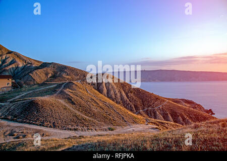 Magnifique vue sur la mer depuis le haut de la colline avec le coucher du soleil Banque D'Images