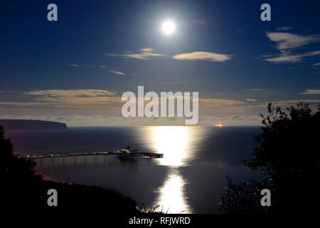 Supermoon sur la baie de Sandown et Pier Banque D'Images