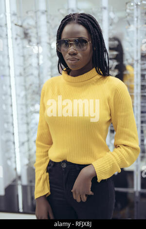 Femme Jeune porter des lunettes pour acheter en magasin d'optique Banque D'Images
