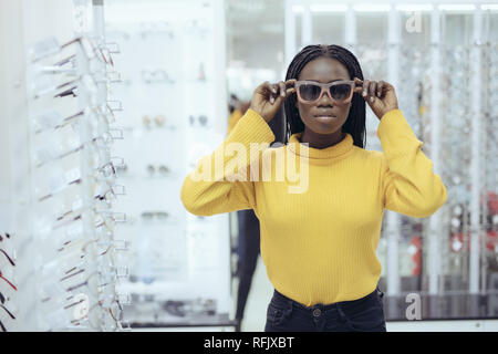 Femme Jeune porter des lunettes pour acheter en magasin d'optique Banque D'Images
