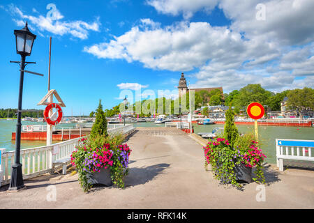 Quay avec bateaux et yachts et voir de petite station touristique Naantali. La Finlande Banque D'Images