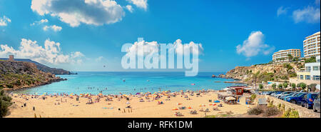 Vue panoramique de Golden Bay Beach sur la côte ouest de Malte. Europa Banque D'Images