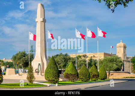 Monument commémoratif de guerre avec l'obélisque et flamme éternelle à Floriana, Valletta, Malte Banque D'Images