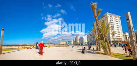 Vue panoramique du front de mer magnifique appartement moderne avec des bâtiments et des plages avec des personnes au repos. Tanger, Maroc, Afrique du Nord Banque D'Images