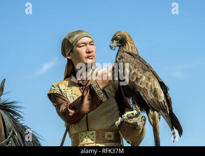 Eagle kazakhs trainer des liens avec son aigle, Sunkar Centre Falcon, Almaty, Kazakhstan Banque D'Images