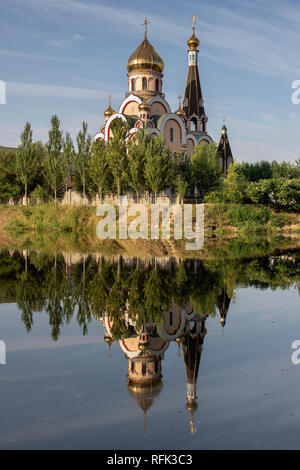 Eglise orthodoxe russe de l'Exaltation de la Sainte Croix avec des réflexions, Almaty, Kazakhstan Banque D'Images