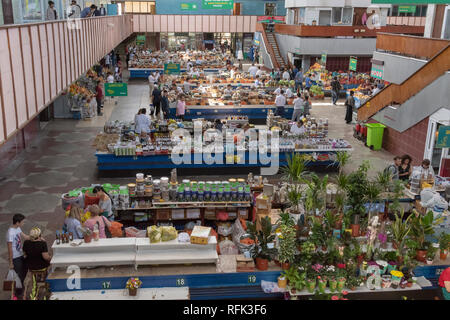 Vue d'un article de la Marché vert (Zelyony Bazar) à partir de la passerelle, Almaty, Kazakhstan Banque D'Images