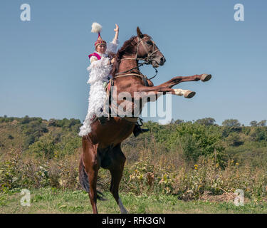 Femme kazakh en tenue traditionnelle monté sur un cheval d'élevage, Almaty, Kazakhstan Banque D'Images