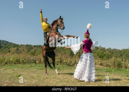 L'élevage avec l'homme Kazakh au dos, Almaty, Kazakhstan Banque D'Images