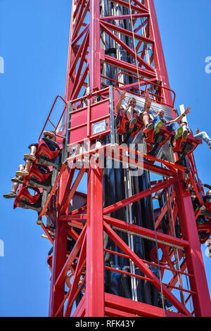 Les jeunes s'amusant à rebondir à la chute de la tour de l'Europe, le parc à thème Ferrari Land (partie de la ville de Barcelone) près de PortAventura Banque D'Images