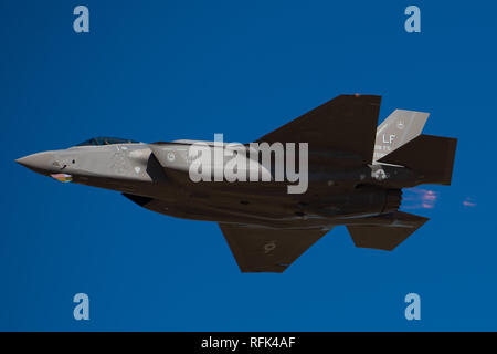 Le capitaine Andrew "Dojo" Olson, F-35A Lightning II Équipe de démonstration pilote et commandant des pratiques, le F-35 de démonstration, le 23 janvier 2019 à la base aérienne de Luke, Arizona Olson effectuait des mouvements tactiques évasives à basse altitude afin de mettre en valeur les capacités du F-35. (U.S. Air Force photo par un membre de la 1re classe tremble Reid) Banque D'Images