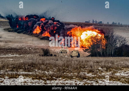 Des soldats américains avec le 91e bataillon du génie, 1st Armored Brigade Combat Team, 1re Division de cavalerie, faire exploser une charge de déminage licenciés de leur M1 assault breacher véhicule au Camp d'entraînement de Aix-la-Chapelle, Grafenwoehr, Allemagne, le 23 janvier 2019. IRONHORSE réalisée résoudre combinée XI La Phase II à l'appui de la résolution de l'Atlantique, un exercice visant à améliorer l'interopérabilité entre les forces armées des États-Unis, de leurs alliés de l'OTAN et les pays partenaires. (U.S. Photo de la Garde nationale par la CPS. Hester-Heard Jacob, 382e Détachement des affaires publiques, 1ABCT, 1CD/libérés) Banque D'Images
