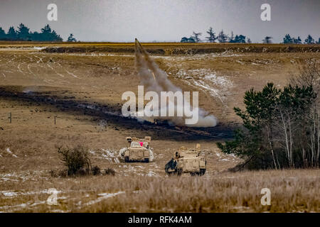 Des soldats américains avec le 91e bataillon du génie, 1st Armored Brigade Combat Team, 1re Division de cavalerie, le feu d'un déminage de leur charge de la ligne M1 assault breacher véhicule au Camp d'entraînement de Aix-la-Chapelle, Grafenwoehr, Allemagne, le 23 janvier 2019. IRONHORSE réalisée résoudre combinée XI La Phase II à l'appui de la résolution de l'Atlantique, un exercice visant à améliorer l'interopérabilité entre les forces armées des États-Unis, de leurs alliés de l'OTAN et les pays partenaires. (U.S. Photo de la Garde nationale par la CPS. Hester-Heard Jacob, 382e Détachement des affaires publiques, 1ABCT, 1CD/libérés) Banque D'Images