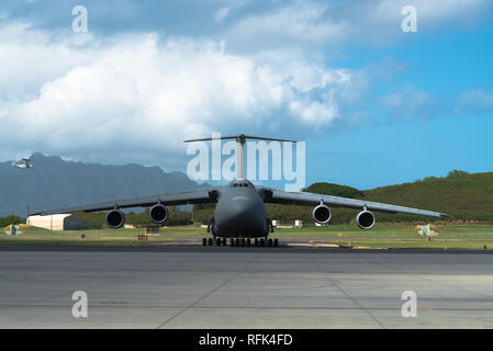 Un C-5 Galaxy Super affecté à Dover Air Force Base Les taxis sur la piste avant d'être déchargés par les membres de la 315e réponse d'urgence et le 439e vol Vol le Plan d'intervention de Base du Corps des Marines à Washington, le 24 janvier, lors de l'exercice 2019Patriot Palm. Exercice Patriot Palm est une joint-service exercice coordonné par l'Air Force Reserve, conçus pour intégrer les premiers intervenants de l'administration, les agences et les militaires et en fournissant une formation en intervention rapide en cas de catastrophe naturelle ou d'urgence régionaux. (U.S. Air Force photo de Tech. Le Sgt. Nicholas A. Prêtre) Banque D'Images