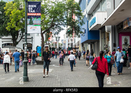 Une photographie d'une rue animée de monde dans le centre de San José, capitale du Costa Rica Banque D'Images