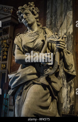 Une muse jouant lyre dans le vestibule au Théâtre National du Costa Rica(dans le hall d'entrée). Une statue en marbre par Pietro Bulgarelli Banque D'Images