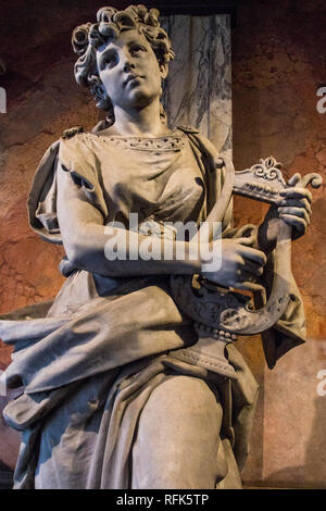 Une muse jouant lyre dans le vestibule au Théâtre National du Costa Rica(dans le hall d'entrée). Une statue en marbre par Pietro Bulgarelli Banque D'Images