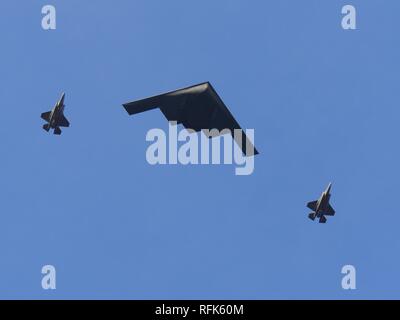 PASADENA, Californie, USA - 1 janvier 2018 : Moyenne close up of a U.S. Air Force B-2 Spirit, bombardier furtif survolant la parade Banque D'Images