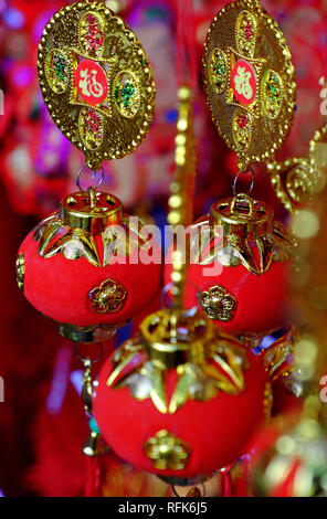 Close up of rouge vibrant ornements de Tet à déco magasins sur China Town, Cho Lon, un marché pour la décoration de fête du Nouvel An, Vietnam Banque D'Images