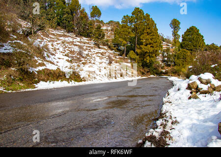 Uphill road en hiver à banikhet Himachal Pradesh inde dalhousie latéralement avec plein de neige. En hiver vue panoramique de la route asphaltée couverts avec s Banque D'Images