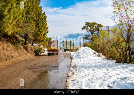 Uphill road en hiver à banikhet Himachal Pradesh inde dalhousie latéralement avec plein de neige. En hiver vue panoramique de la route asphaltée couverts avec s Banque D'Images