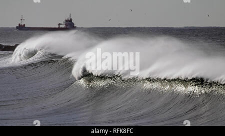 Vue détaillée d'une belle grosse vague s'écraser blanc dans un jour de tempête Banque D'Images