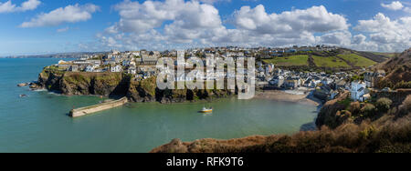 Vue panoramique sur le joli port de pêche de Port Issac à Cornwall, UK. Emplacement pour le tournage de la série télévisée Doc Martin Banque D'Images
