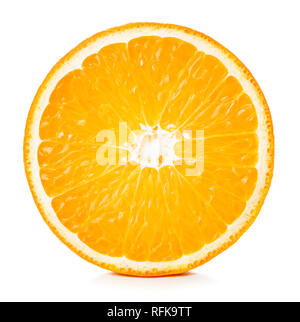Vue rapprochée de la moitié de l'orange mûre isolé sur fond blanc Banque D'Images
