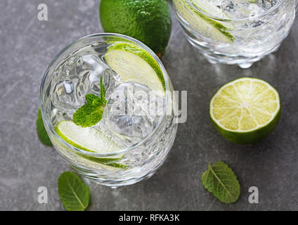 Deux verres de cocktail avec de la chaux sur fond d'ardoise Banque D'Images