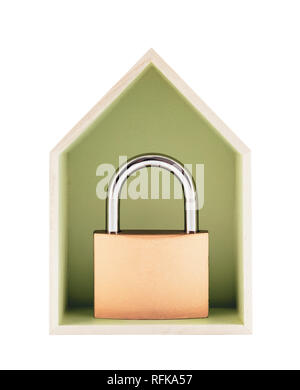 Concept de protection de la chambre. Maison en bois avec petit cadenas métal isolé sur fond blanc Banque D'Images