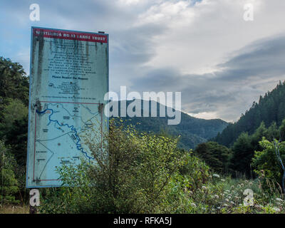 Signer avec carte montrant les limites des terres maories, et l'affirmation de l'autorité, Motu River, East Cape, Nouvelle-Zélande Banque D'Images