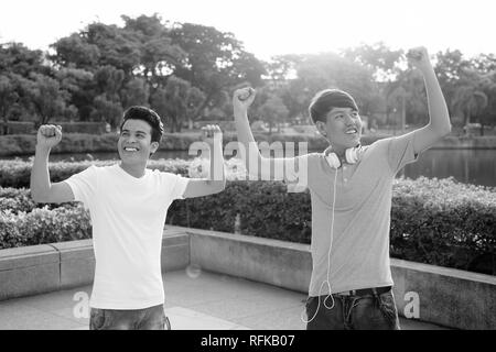 Les jeunes et les jeunes homme asiatique Asian teenage boy à l'ensemble du parc Banque D'Images