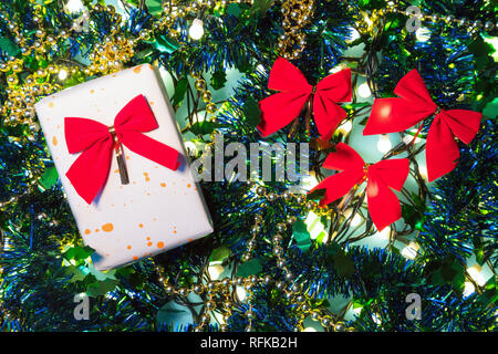 Paniers-don entre lumières de Noël et décorations colorées en arrière-plan Banque D'Images