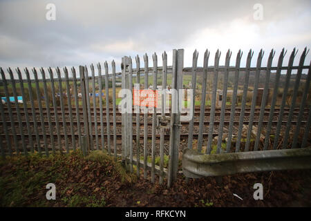 Fermer la porte et d'une clôture est visible sur le côté nord de Belfast à Dublin la principale ligne de chemin de fer sur la frontière irlandaise, l'Armagh, en Irlande du Nord, 18 janvier 2019. Le premier ministre irlandais, Leo Varadkar, a soulevé la possibilité d'agents en uniforme ou des soldats déployés à la frontière avec l'Irlande du Nord (Jan25, 2019) dans le cas d'un Brexit chaotique et désordonnée. Dans l'avertissement plus explicite encore des conséquences d'une non-partie Brexit il a dit que dans le pire des cas, une frontière pourrait "faire participer les personnes en uniforme et qu'il peut impliquer la nécessité, par exemple, pour les appareils photo, infrastructure physique Banque D'Images