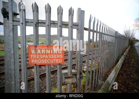 Fermer la porte et d'une clôture est visible sur le côté nord de Belfast à Dublin la principale ligne de chemin de fer sur la frontière irlandaise, l'Armagh, en Irlande du Nord, 18 janvier 2019. Le premier ministre irlandais, Leo Varadkar, a soulevé la possibilité d'agents en uniforme ou des soldats déployés à la frontière avec l'Irlande du Nord (Jan25, 2019) dans le cas d'un Brexit chaotique et désordonnée. Dans l'avertissement plus explicite encore des conséquences d'une non-partie Brexit il a dit que dans le pire des cas, une frontière pourrait "faire participer les personnes en uniforme et qu'il peut impliquer la nécessité, par exemple, pour les appareils photo, infrastructure physique Banque D'Images