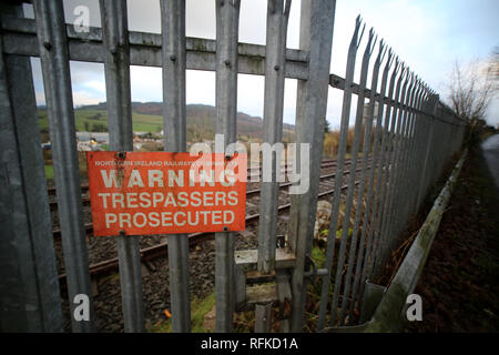 Fermer la porte et d'une clôture est visible sur le côté nord de Belfast à Dublin la principale ligne de chemin de fer sur la frontière irlandaise, l'Armagh, en Irlande du Nord, 18 janvier 2019. Le premier ministre irlandais, Leo Varadkar, a soulevé la possibilité d'agents en uniforme ou des soldats déployés à la frontière avec l'Irlande du Nord (Jan25, 2019) dans le cas d'un Brexit chaotique et désordonnée. Dans l'avertissement plus explicite encore des conséquences d'une non-partie Brexit il a dit que dans le pire des cas, une frontière pourrait "faire participer les personnes en uniforme et qu'il peut impliquer la nécessité, par exemple, pour les appareils photo, infrastructure physique Banque D'Images