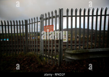 Fermer la porte et d'une clôture est visible sur le côté nord de Belfast à Dublin la principale ligne de chemin de fer sur la frontière irlandaise, l'Armagh, en Irlande du Nord, 18 janvier 2019. Le premier ministre irlandais, Leo Varadkar, a soulevé la possibilité d'agents en uniforme ou des soldats déployés à la frontière avec l'Irlande du Nord (Jan25, 2019) dans le cas d'un Brexit chaotique et désordonnée. Dans l'avertissement plus explicite encore des conséquences d'une non-partie Brexit il a dit que dans le pire des cas, une frontière pourrait "faire participer les personnes en uniforme et qu'il peut impliquer la nécessité, par exemple, pour les appareils photo, infrastructure physique Banque D'Images